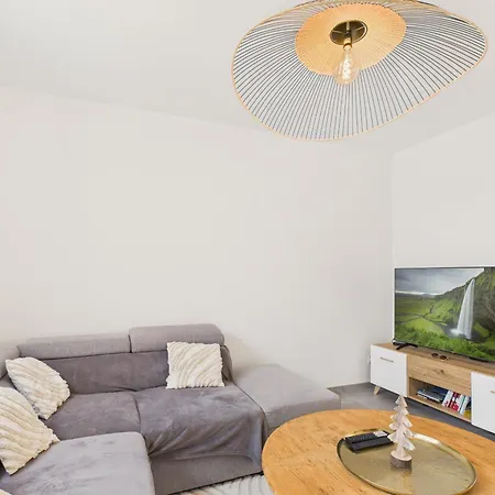 350m De La - Maison Avec Jardin Et Jacuzzi Pour 8 *