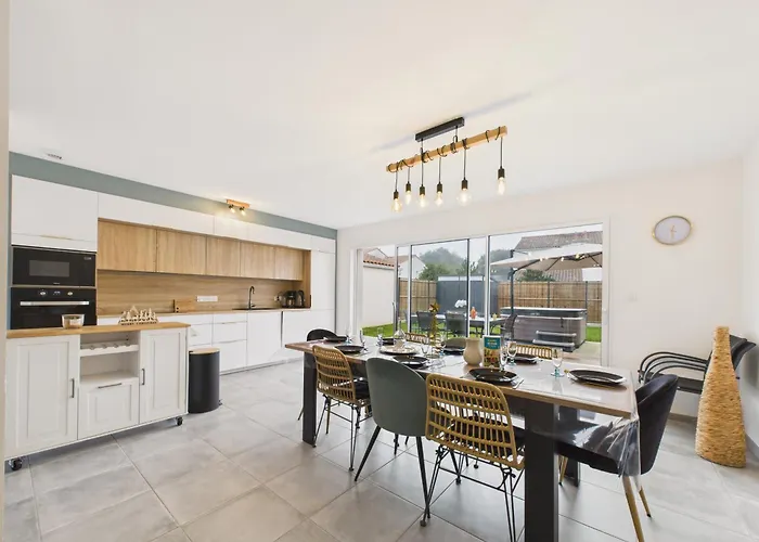 350m De La - Maison Avec Jardin Et Jacuzzi Pour 8 Hébergement de vacances *