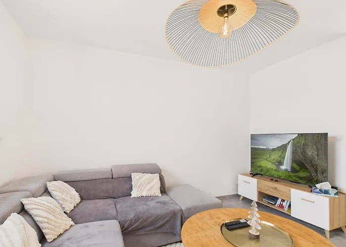 350m De La - Maison Avec Jardin Et Jacuzzi Pour 8 *