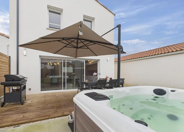 Hébergement de vacances 350m De La - Maison Avec Jardin Et Jacuzzi Pour 8 *